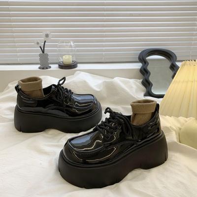 Novos Sapatos Pequenos de Couro Femininos para a Primavera 2024 Design de Sola Grossa Sensual Nicho Versátil Dedão Retrô Sapatos Mujer