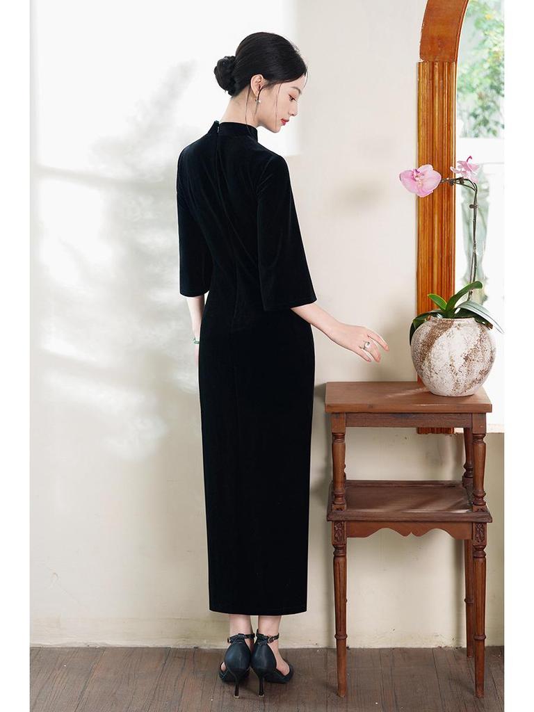 Velvet Long Sleeve Dignified Slimming Black Cheongsam - Retro Chinese Style for Autumn 2025.