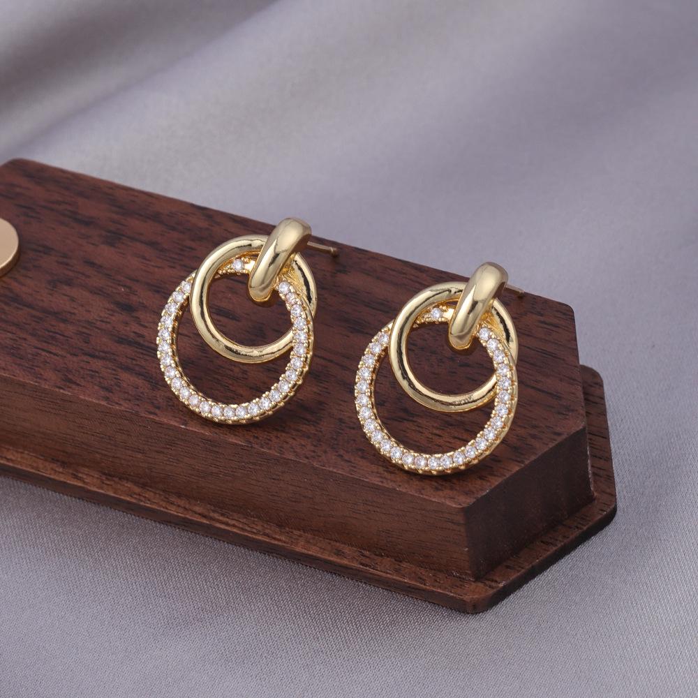 Boucles d'oreilles exquises en argent S925 avec zircon cubique – Bijoux pendants luxueux avec un sens du design unique.