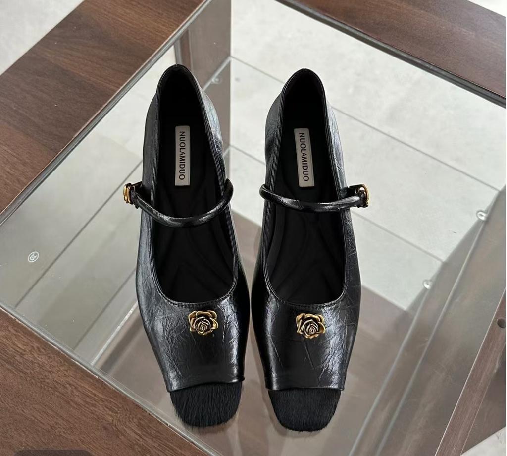 Retro inner height increase one-word buckle Mary Jane shoes women's shoes 2025 autumn and winter new French Xiaoxiangfeng temperament single shoes