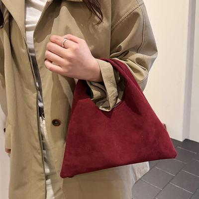 Ce sac à main dégage un sentiment de sophistication et de simplicité. C'est un sac de trajet polyvalent qui peut être transporté facilement