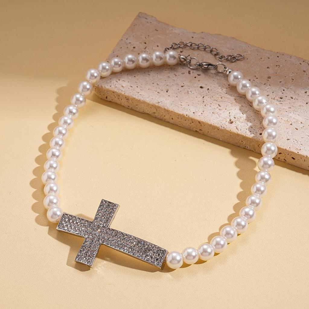 Geometric Round Flower Pearl Clavicle Necklace: Retro European & American Design