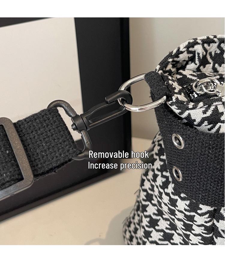 Autumn/Winter Fashion Rivet Shoulder Crossbody Bag for Women