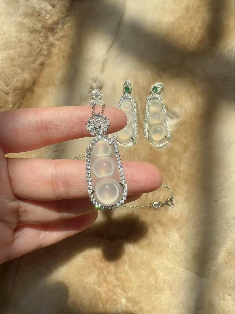 Chinese Style White Chalcedony Lucky Bean Pendant Necklace with Silver Plated Diamond Clavicle Chain