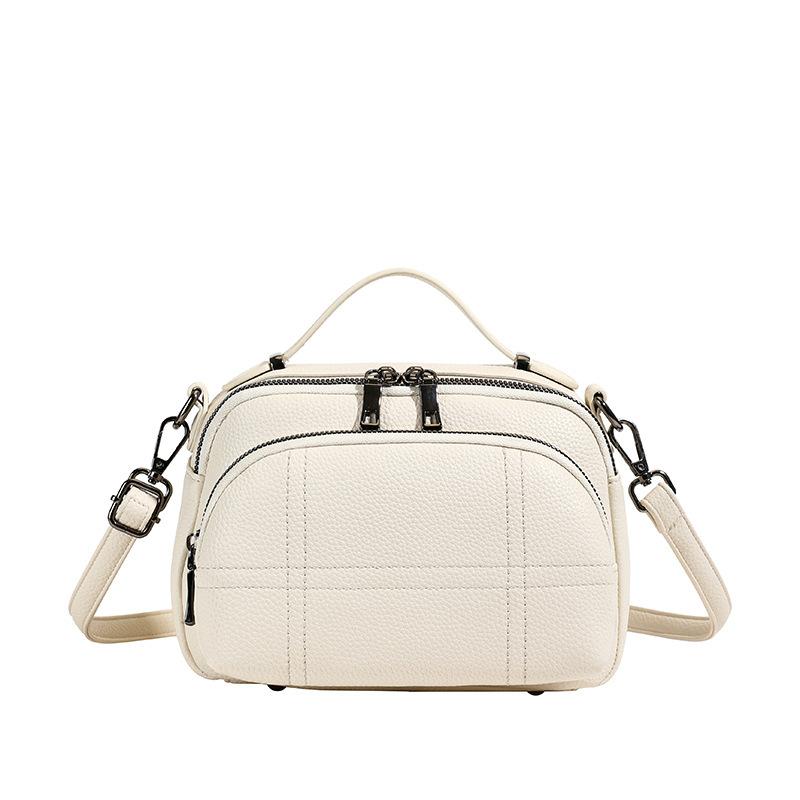 

Эта высококлассная маленькая квадратная сумка модная и универсальная. Это одноплечная сумка кроссбоди для работы и поездок. белый