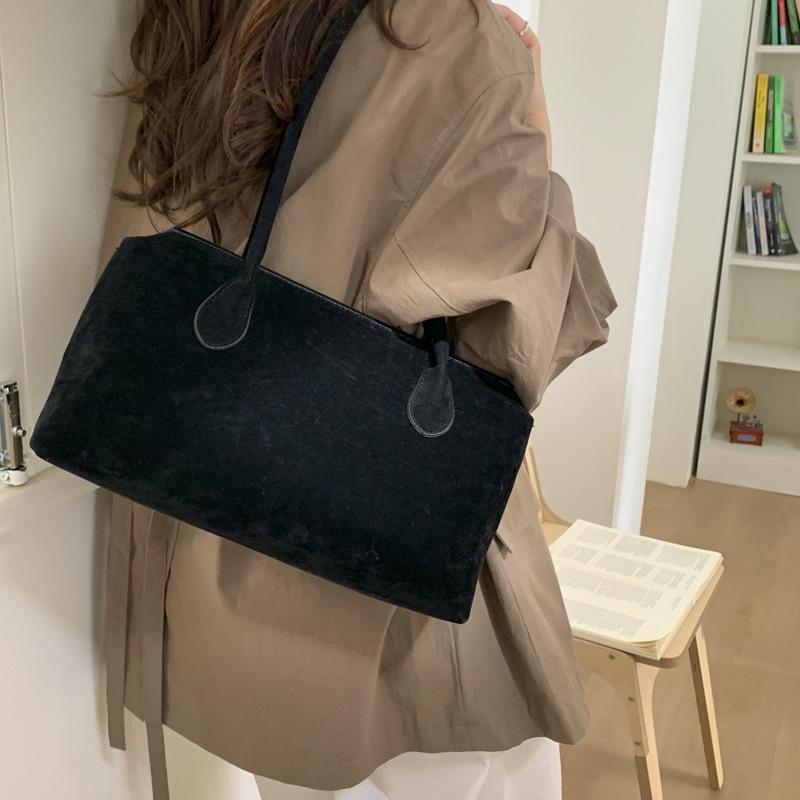 Large Capacity Bag Women's 2025 New High-end Retro Niche Super Fire Commuter Shoulder Bag Fashion Pillow Bag