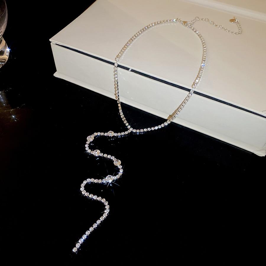 French Geometric Diamond Tassel Necklace: Chic, Versatile Sweater Chain with a Luxurious, High-End Touch.