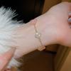 Bracciale a maglie Quadrifoglio con Motivi Floreali Alternati e Dettagli Texturizzati Lunghezza Catena Regolabile