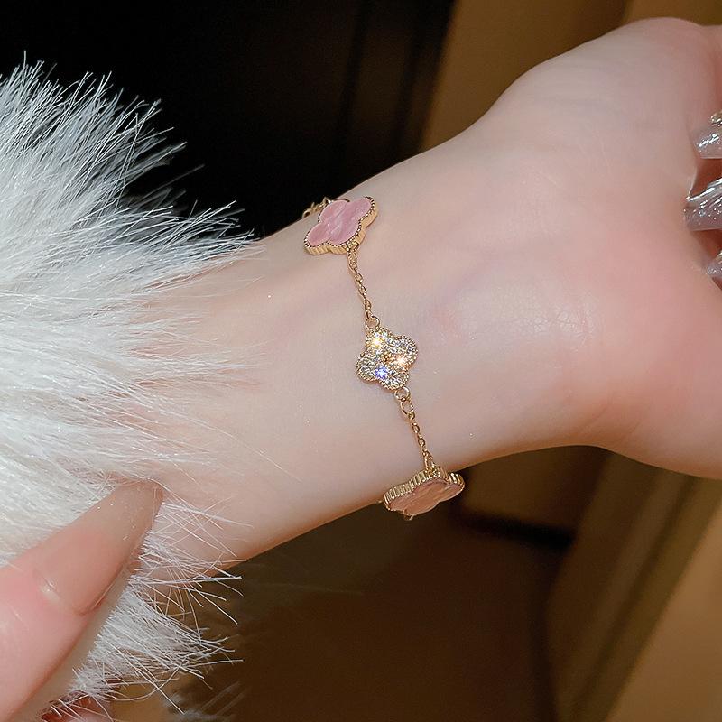 Bracciale a maglie Quadrifoglio con Motivi Floreali Alternati e Dettagli Texturizzati Lunghezza Catena Regolabile