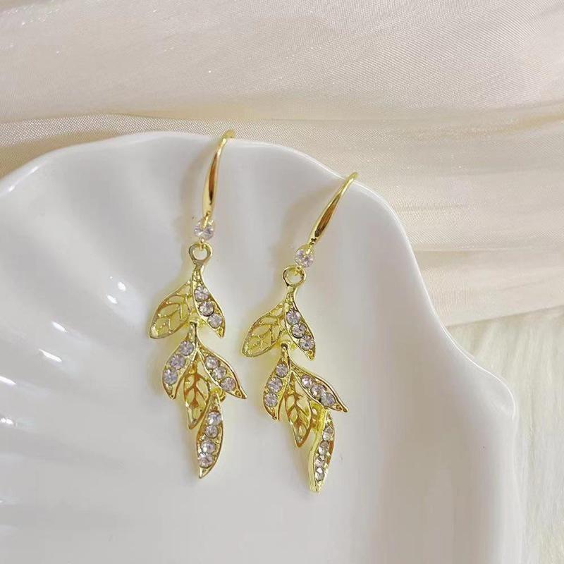 Elegant French Leaf Stud Earrings: Sophisticated, Unique Niche Design for the Stylish Socialite