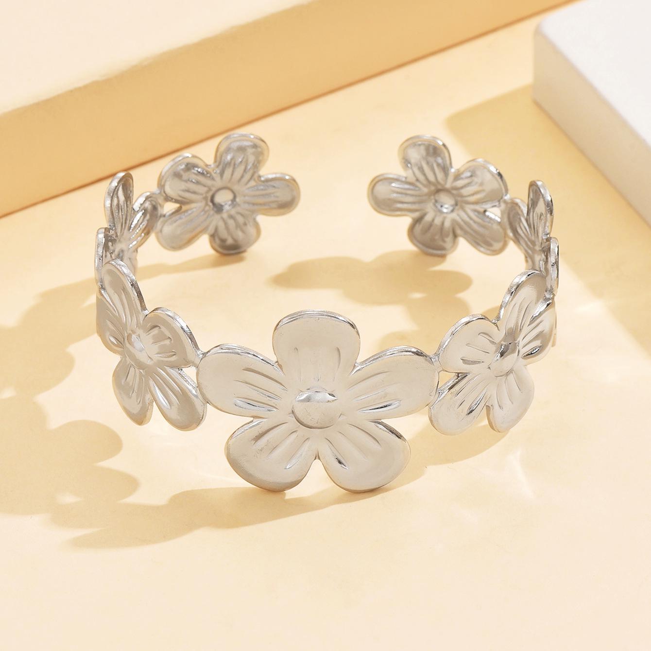 18K Gold-Plated Stainless Steel Wide Flower Bracelet for Women – Versatile, Trendy Jewelry