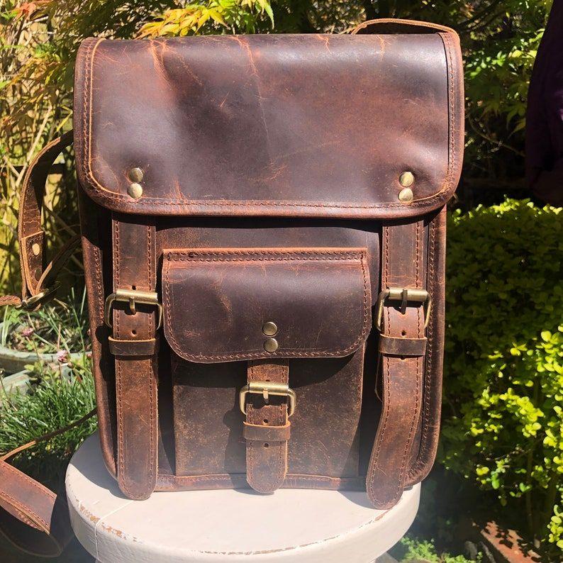 

Кожаная сумка-мессенджер в винтажном стиле, сумка в стиле стимпанк, сумка для него из кожи буйвола в деревенском стиле, кожаная сумка через плечо для iPad, кожаная мужская сумка. 10 x 8 x 3 in коричневый