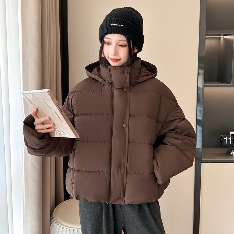 

Женская короткая куртка-пуховик с воротником-стойкой и съемным капюшоном XXL кофейный