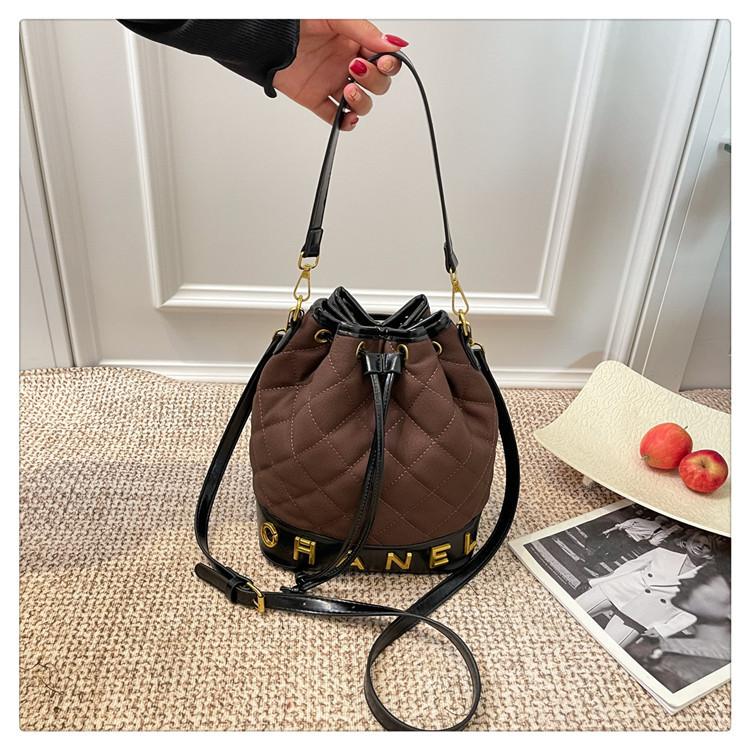 

Винтажная ромбовидная повседневная сумка-ведро женская 2025 новая нишевая дизайнерская сумочка для поездок на работу на плечо/кроссбоди