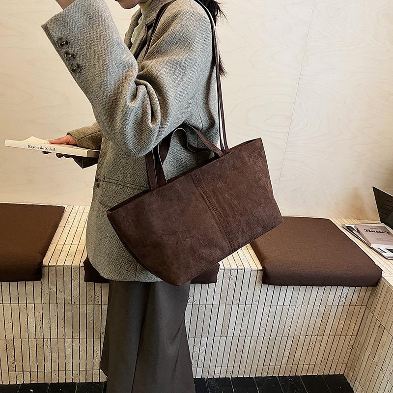 Retro light luxury niche portable tote bag women's large-capacity versatile suede commuter versatile shoulder armpit bag
