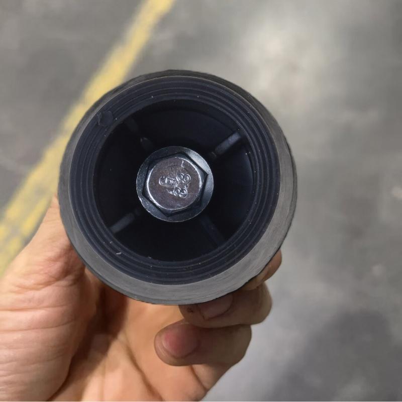 Wytrzymałe Stopki Zamienne do Kompresora Powietrza Zestaw 4 szt. Antypoślizgowa Gumowa Podstawa Ze Śrubami i Nakrętkami do Redukcji Wibracji w Przemysłowych Urządzeniach Pneumatycznych