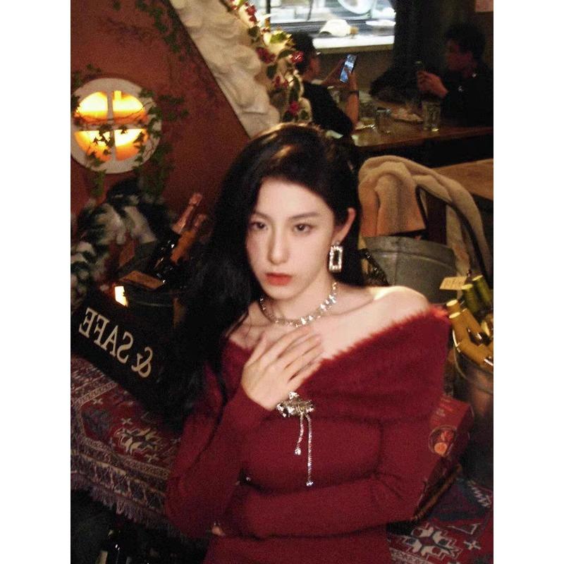 New robe, Christmas atmosphere, wearing temperament, slim and thin, one-word shoulder red knitted dress for women's autumn and winter