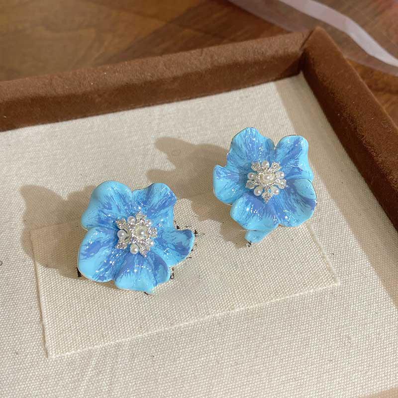 

Серьги-пусеты в виде цветка с жемчугом и бриллиантами, модные серьги с маленьким и свежим характером, элегантные и универсальные серьги высокого класса.