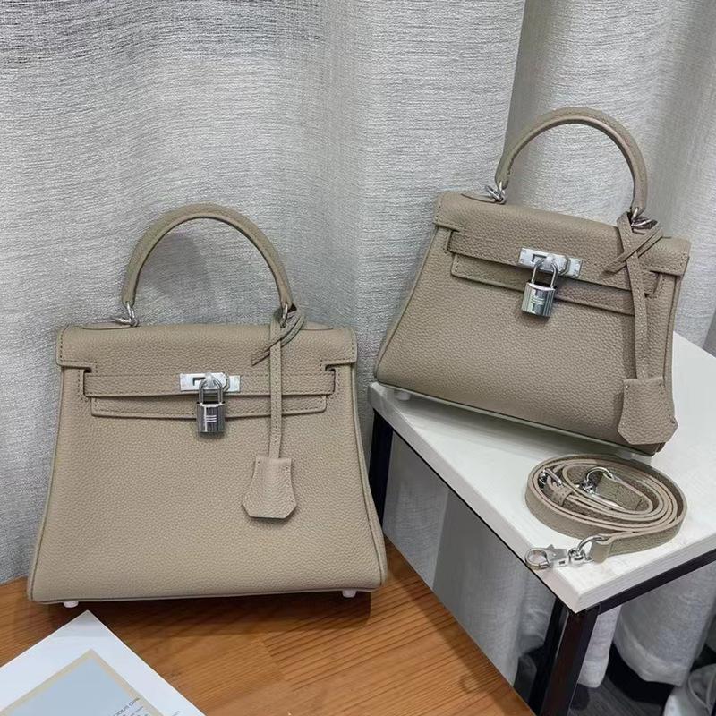 Kleine Tasche mit breitem Schultergurt, Minitogo Rindsleder, neue kleine Umhängetasche aus Leder mit einer Schulter