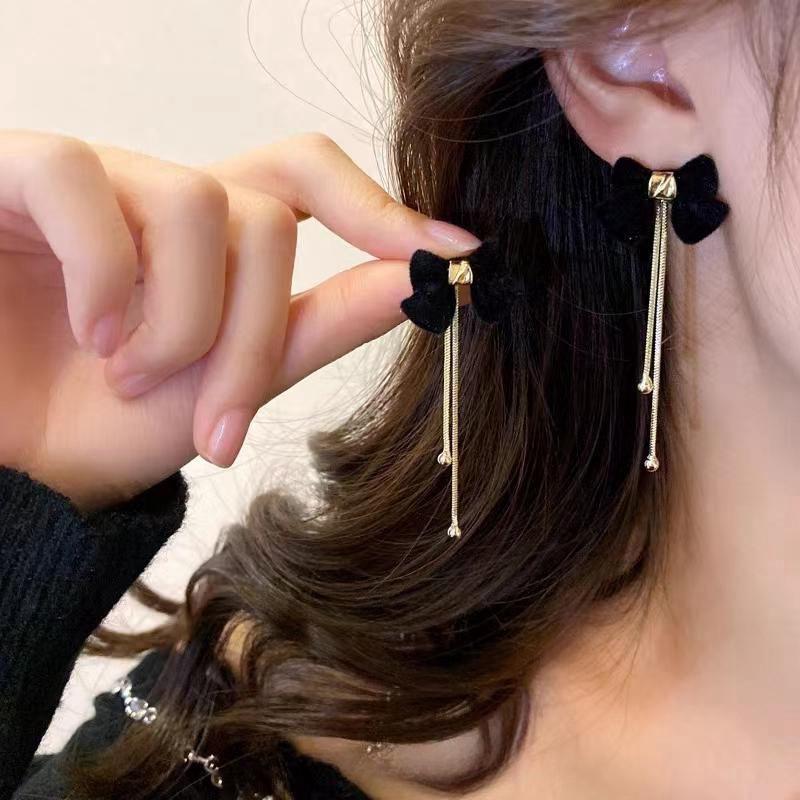 Kolczyki kwiaty wielowarstwowe czarne na srebrnych sztyftach - Eleganckie, wysokiej klasy kolczyki sztyfty o wszechstronnym designie.