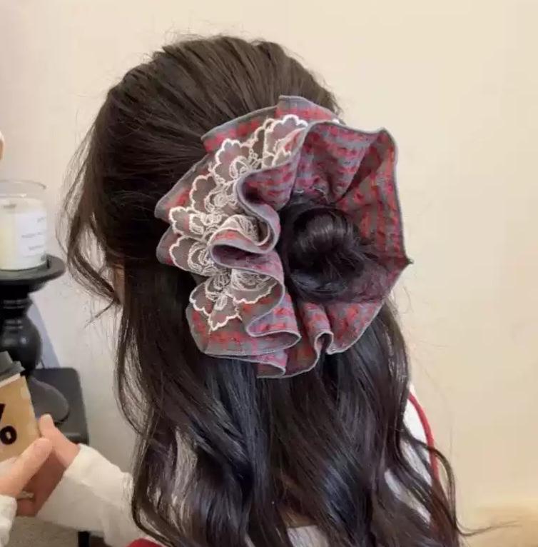 Eleganter karierter Haargummi mit Spitze für Damen - Perfekt für tiefe Pferdeschwänze im Herbst und Winter