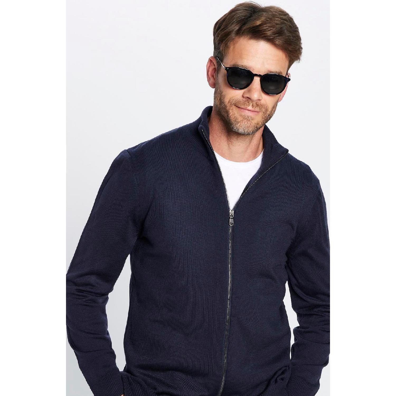 

Мужской однотонный кардиган узкого кроя темно-синего цвета с воротником-стойкой и застежкой-молнией S бездна