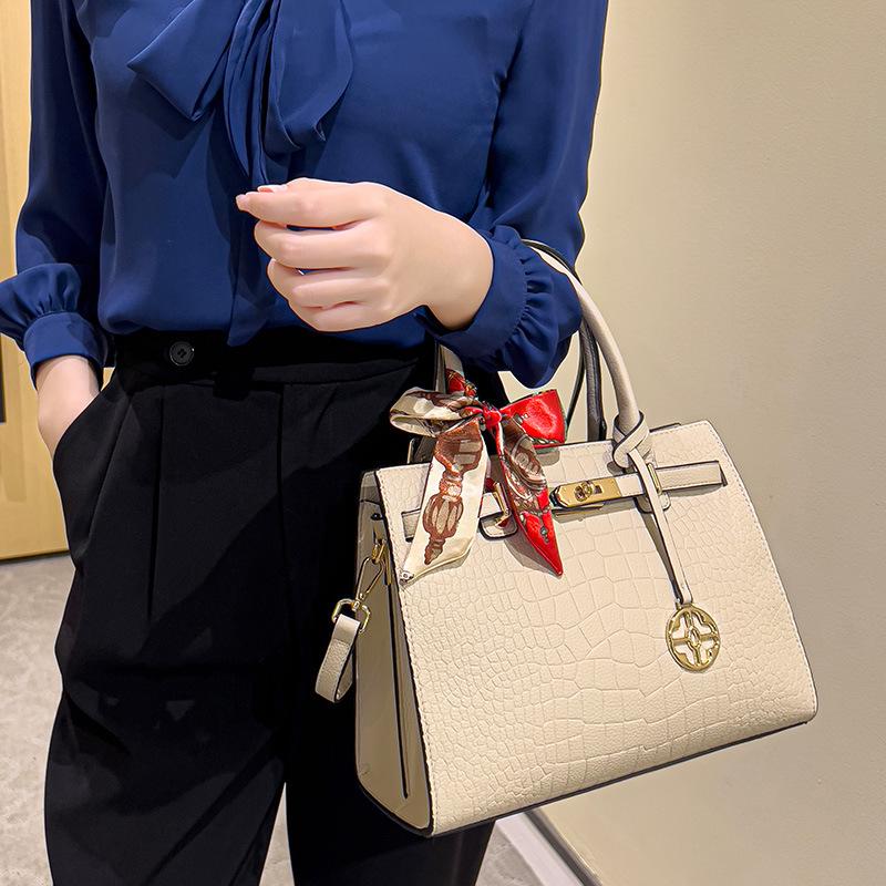 Luxury casual handbag for middle-aged mothers, 2024 summer new crocodile pattern handbag, elegant commuter tote bag for middle-aged women