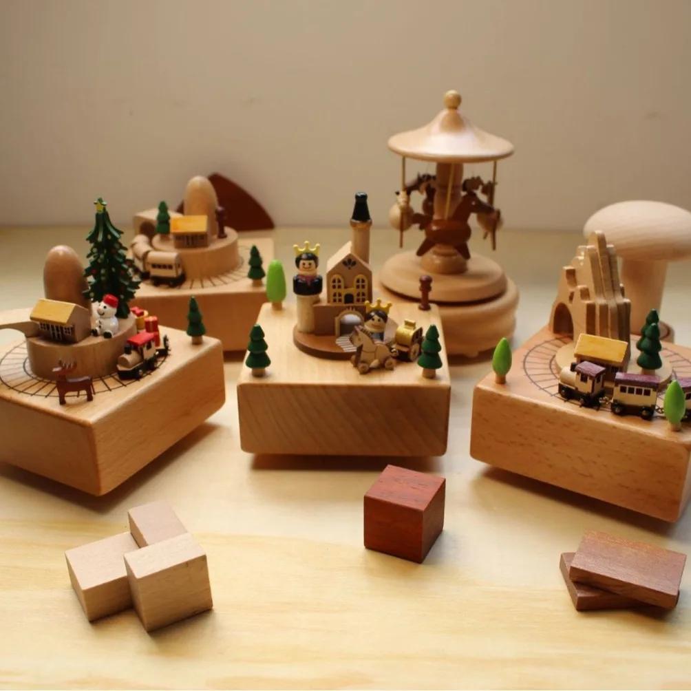 Wooden Carousel Music Box Retro Ornaments Cartoon Hand Cranked Musical Box for Christmas Birthday Gifts Desk Decoration Ornament