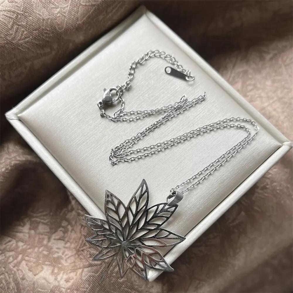 Vintage Maple Leaf Fashion Jewelry Plant Stainless Steel Leaves Necklace for Girl Women Bijoux Exquisite Gift