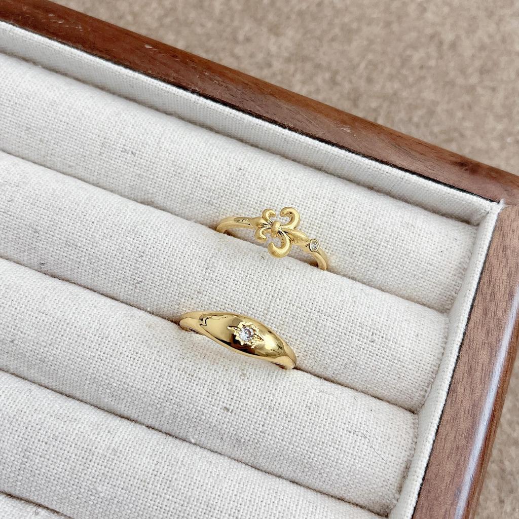 Retro Golden Iris Stacking Ring: Elegant Court-Style Index Finger Accessory