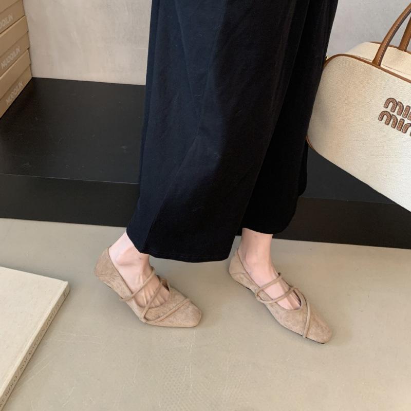 

Single shoes women s shoes 2025 new spring and autumn French retro suede square head shallow mouth flat Mary Jane shoes 39 абрикосовый