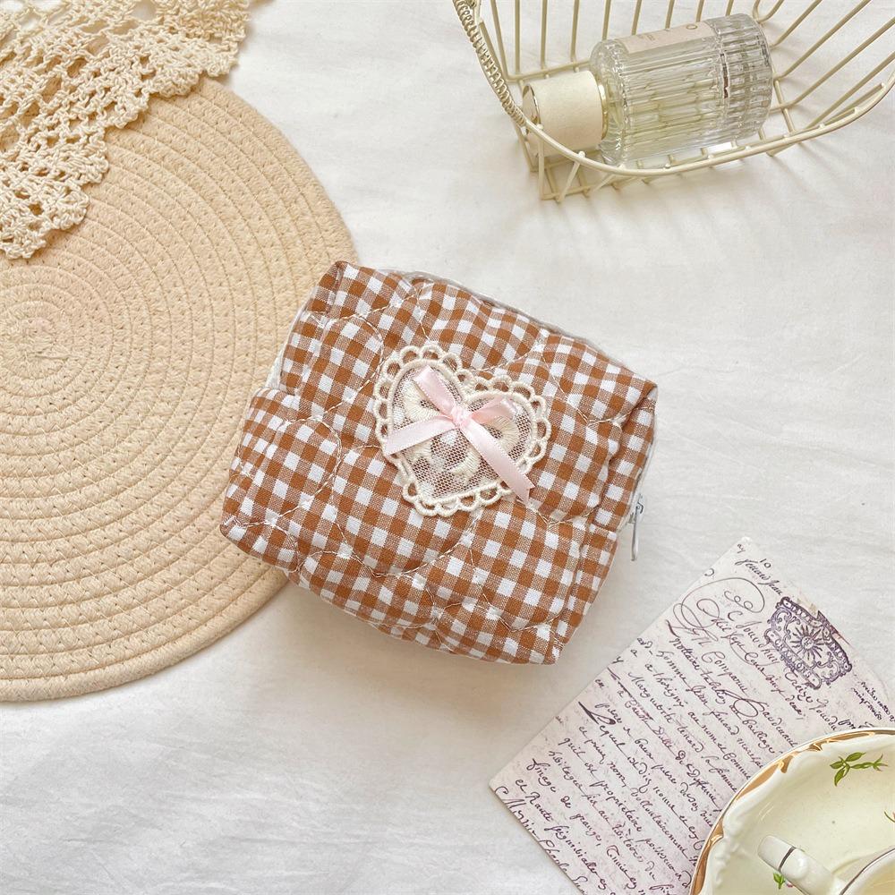 1pc New Checkered Quilted Makeup Bag Small Portable Cosmetic Bag with Lace Heart Bow Makeup Pouch Gift