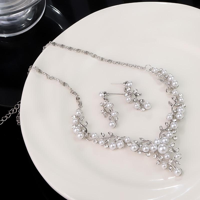 Stylish Pearl Necklace & Earrings Set: Elegant Bridal Accessory
