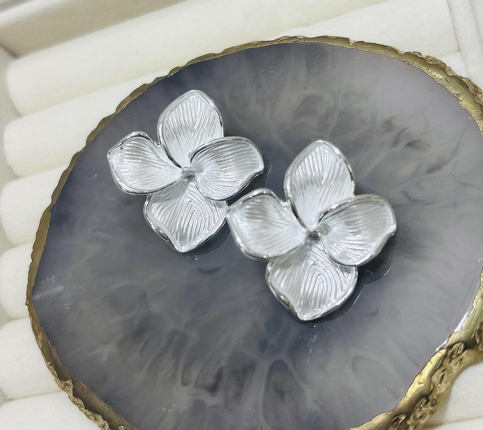 

Матовые серьги-четырехлистники 2025: Трендовые европейские и американские пусеты высокого класса White серебряный