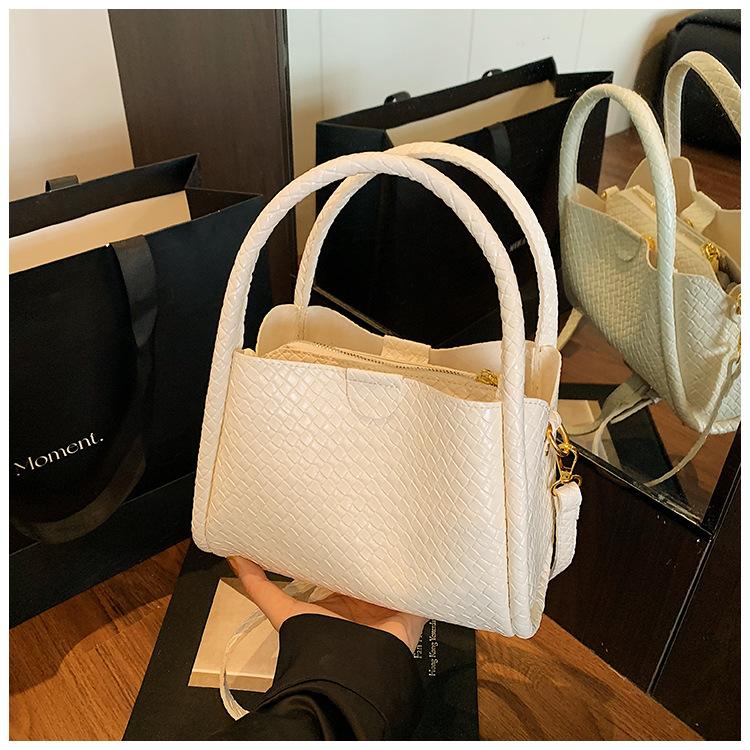 

Женская сумка-ведро большой вместимости 2025 новая модная текстурная на плечо подмышку трендовая сумка белый