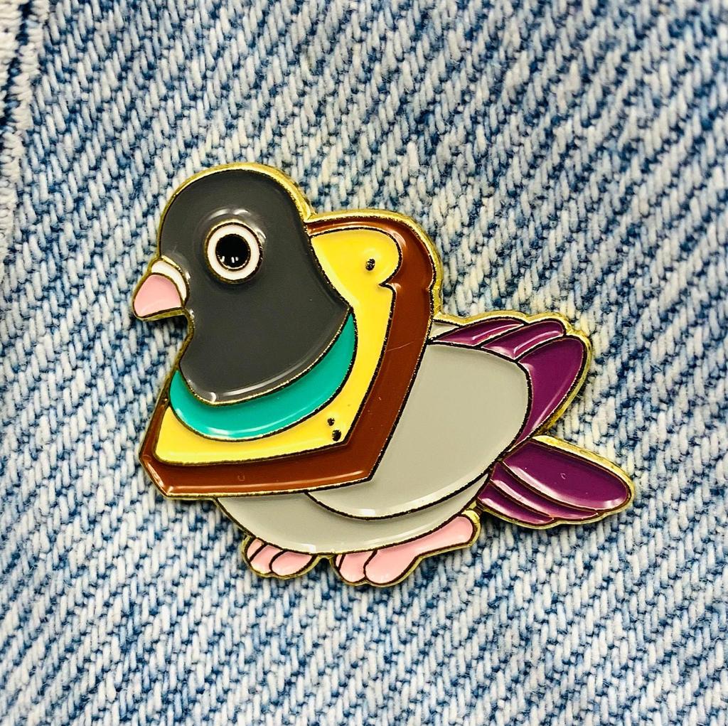 Neue Emaille Pin Taube Vogel Tier mit Toastbrot Essen lustig Metall Stecker Geschenk Geburtstag 1 Stück