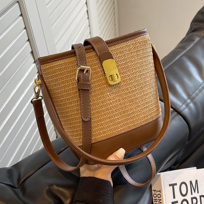 

Fashion portable woven bag women s new high-end textured straw bag shoulder messenger bag casual bucket bag коричневий