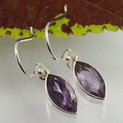 עגיל אמטיסט, עגיל כסף 925, עגיל בעבודת יד, תכשיטי אבן לידה, מתנה לה, עגיל מתנדנד, תכשיטים ליום הולדת