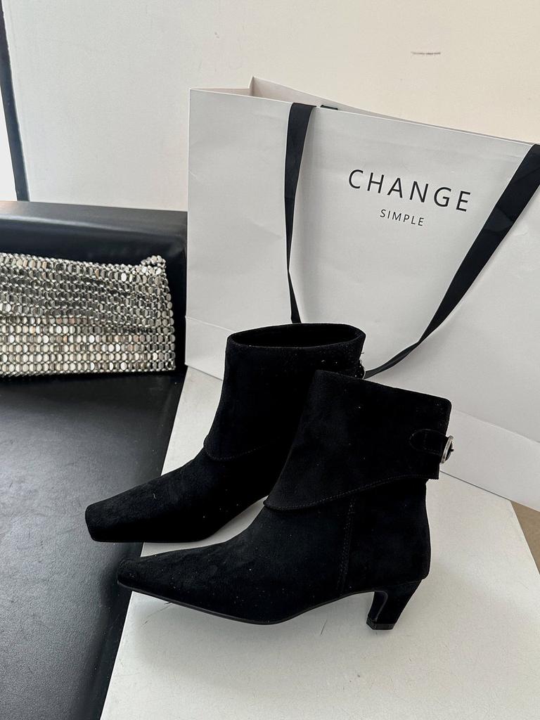 Braune kurze Stiefel Damen dicker Absatz hinten eckige Spitze 2025 neu Herbst und Winter europäisch und amerikanisch hinten Metallschnalle Wildleder dünne Stiefel