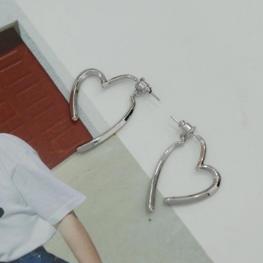 Female Aloof Style Simple and Versatile Temperament Heart Earrings