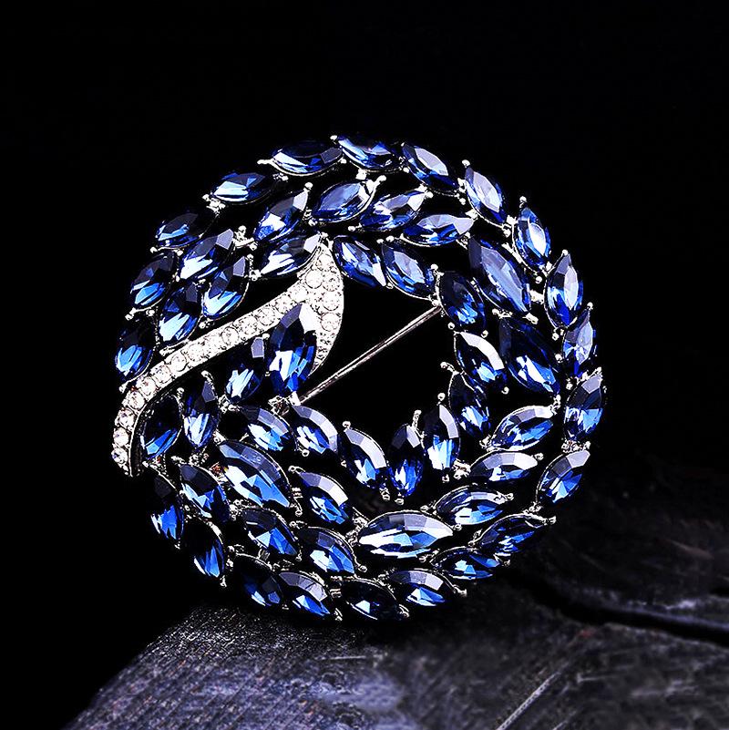 Elegant Retro Crystal Brooch: Versatile European & American Design for Women's Suits