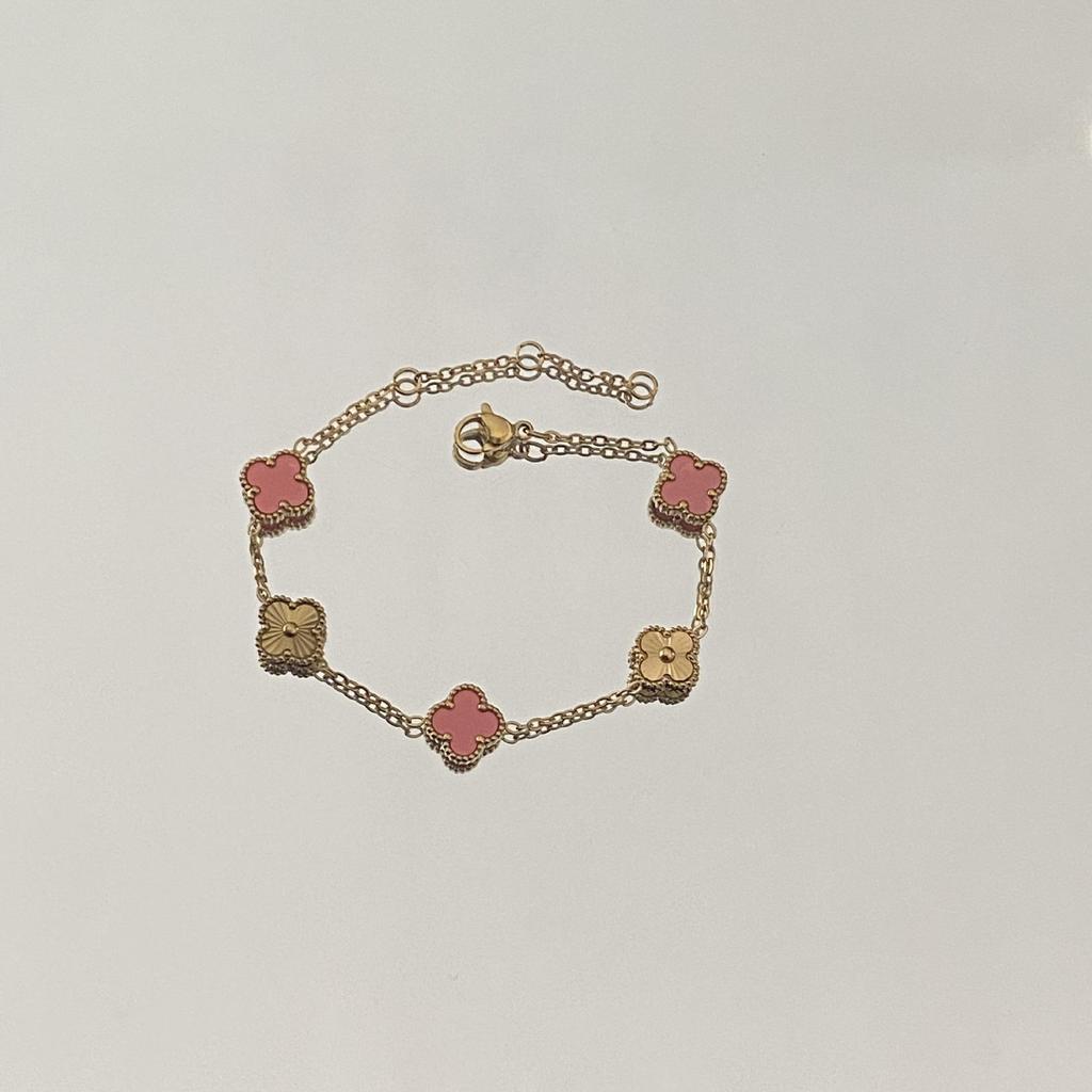 Women's Versatile Titanium Steel Four-Leaf Clover Bracelet - Washable, Non-Fading, Light Luxury Hand Accessory for European and American Trends