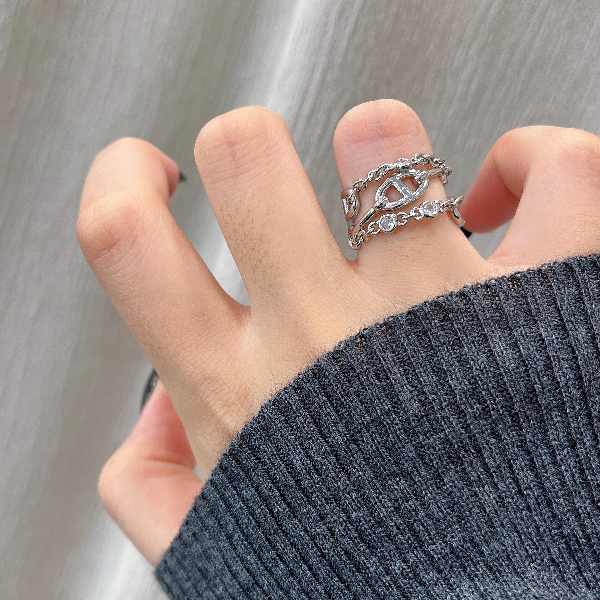 

Кольцо на указательный палец 2024 года, модное, высокого класса, темперамент: Легкая роскошь, нишевый дизайн, холодный стиль для женщин Pig Nose Ring серебряный