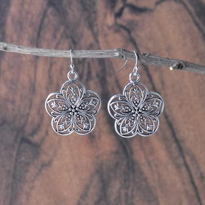 Ohrringe im neuen Stil, Retro-Hohlmuster mit Blumen, Antiker Stil, Hochwertiger Schmuck für Damen