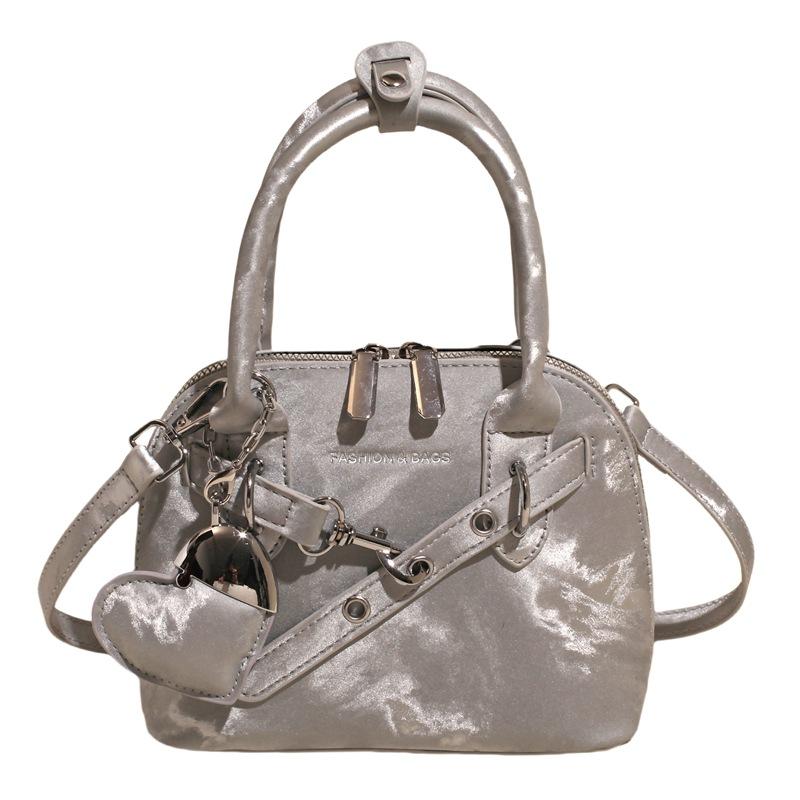 

2025 new fashion trend niche design portable shell bag Korean version of foreign style versatile commuter messenger women s bag серебряный