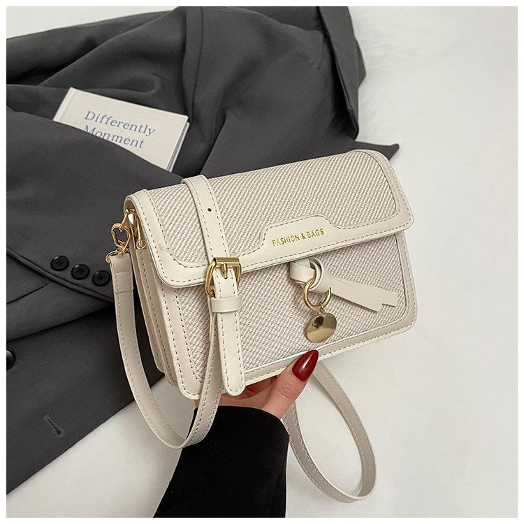 

Korean version of popular contrasting color design messenger small square bag 2025 new trend advanced sense commuter mobile phone bag mouth red envelo белый