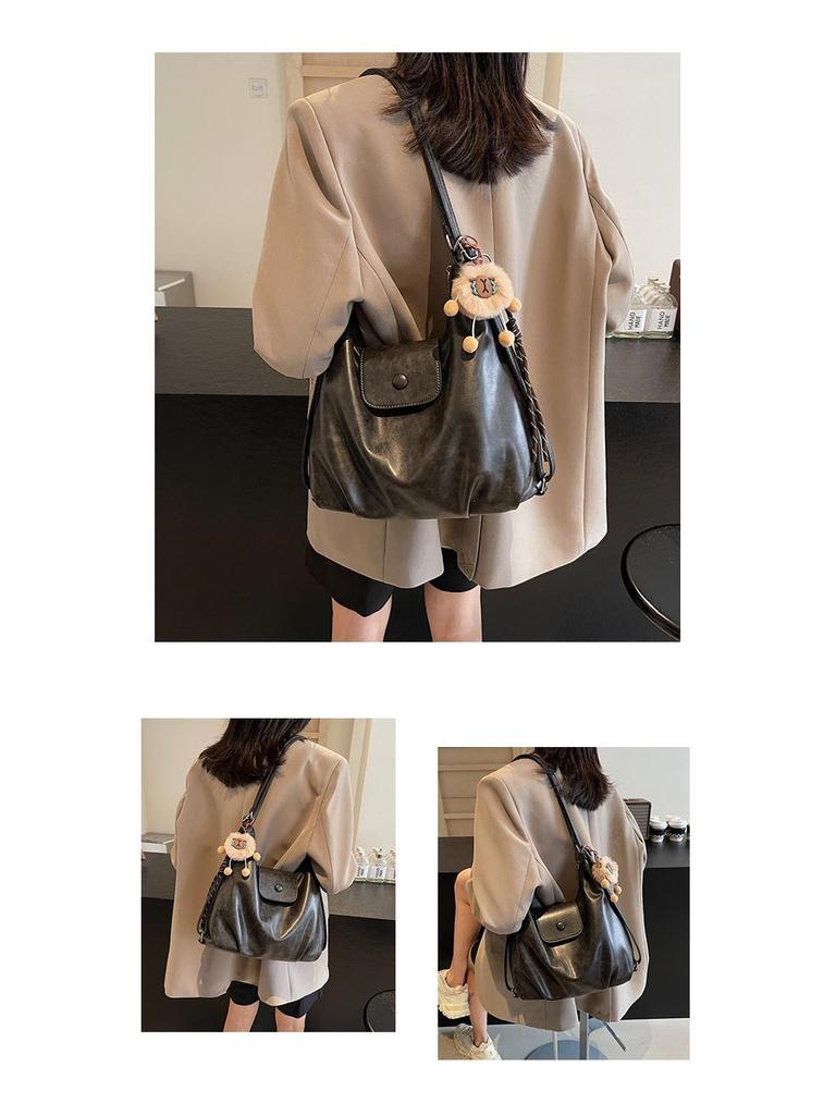 Nische Retro 2025 Damen Schulter-Crossbody-Tasche mit großem Fassungsvermögen und Anhänger