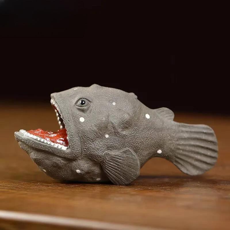 Chinesische Yixing Anglerfisch Skulptur Lila Ton Teetier Haifisch Statue Ornamente Tierfigur Handwerk Handgemacht Teegeschirr Dekoration