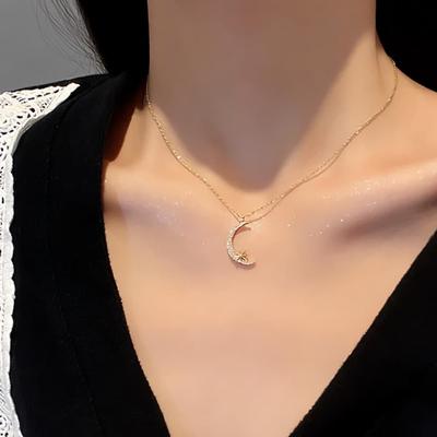 Dámsky náhrdelník z chirurgickej ocele v tvare polmesiaca so žiarivou hviezdou