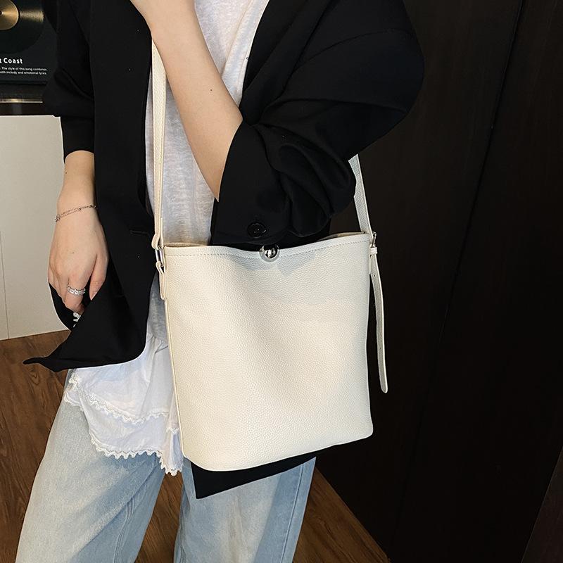 Bucket Bag Women's New Large-capacity Commuter Fashion Shoulder Bag